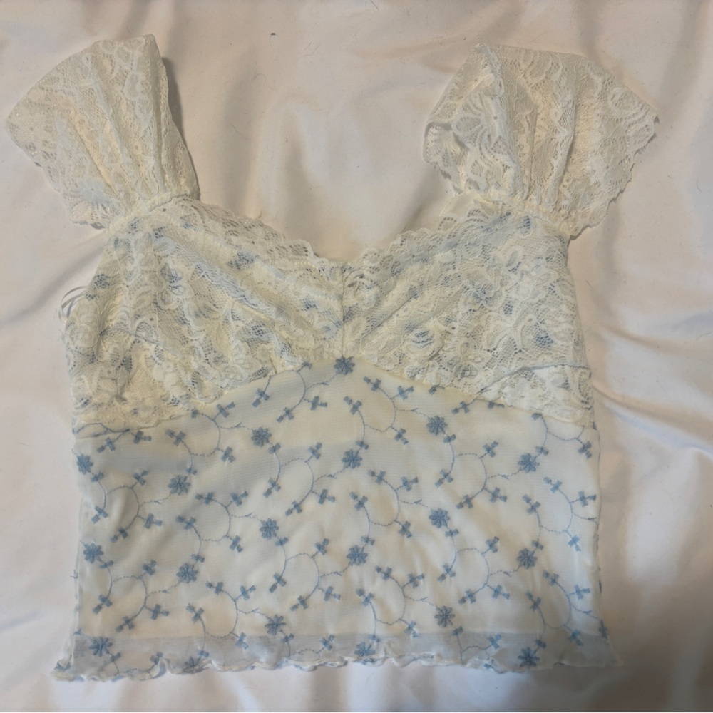 Beautiful vintage white with blue flower top